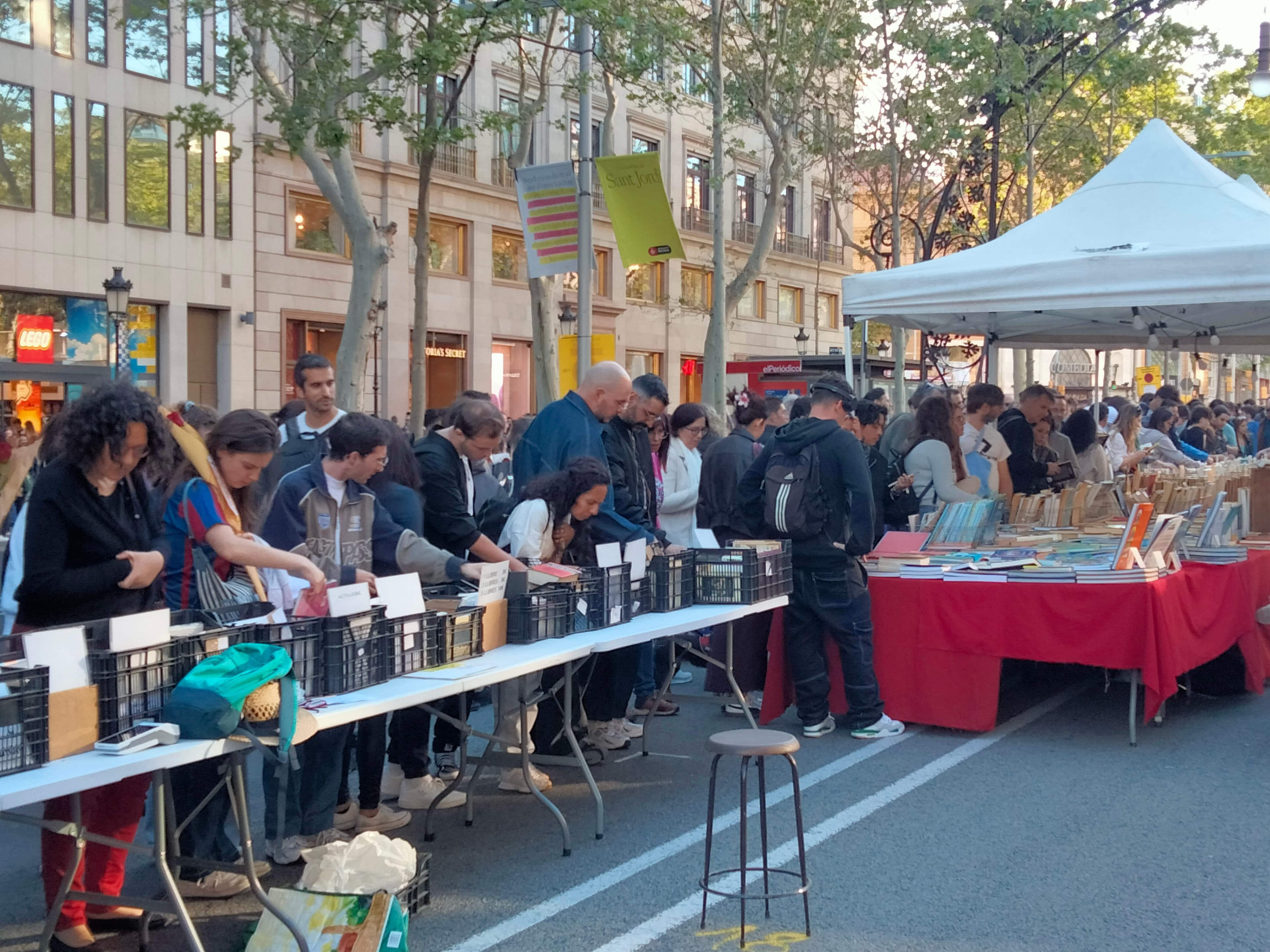 Sant Jordi in Barcelona: The Day the City Gives Out Books and Roses (and the Dragon Hiding on Passeig de Gràcia)