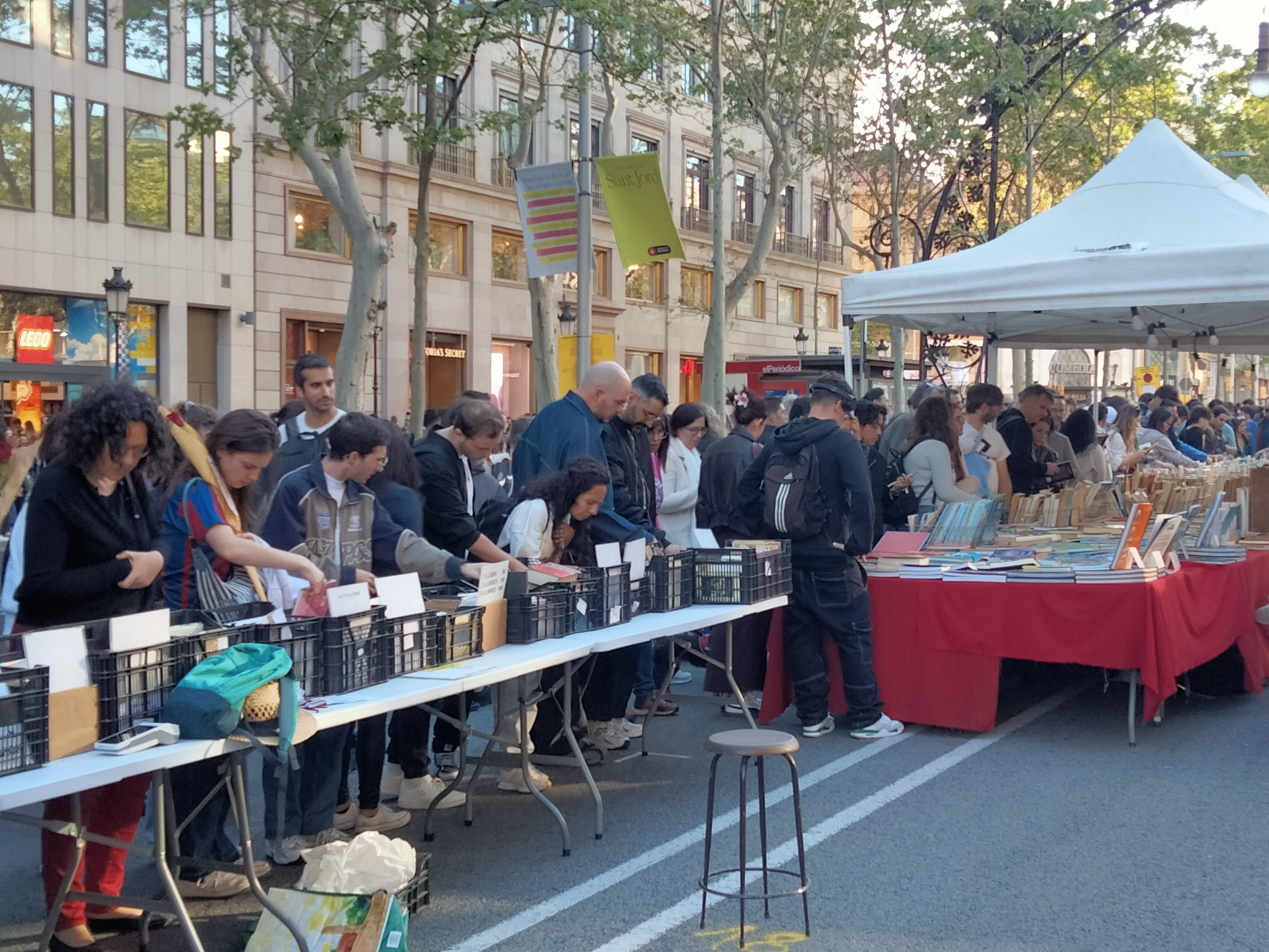 Sant Jordi in Barcelona: The Day the City Gives Out Books and Roses (and the Dragon Hiding on Passeig de Gràcia)