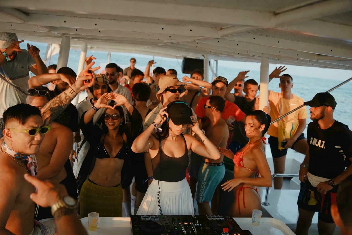 SUNSET BOAT PARTY 🚤🌅 3H CATAMARAN + DJ & DRINKS